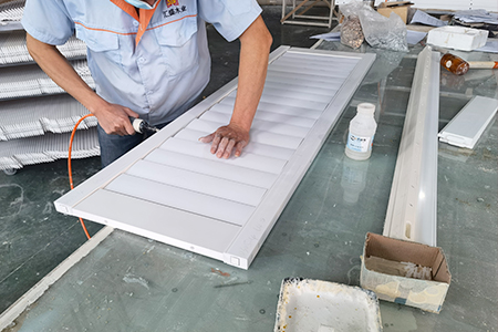 Worauf sollte ich beim Einbau eines Holzverschlusses achten?