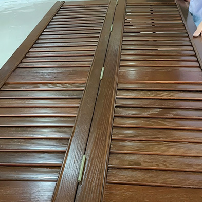 Die Wahl des Fensterladenmaterials steigert den Wohnkomfort